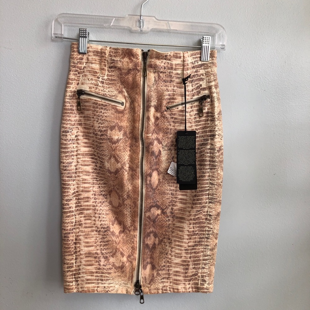 Guess Zip Front Snakeskin Skirt NWT Size 24